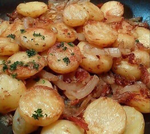 Crispy Pan-Fried Potatoes with Onions